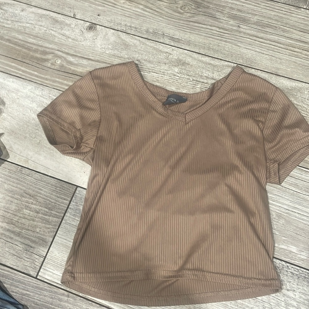 olivia rae, tan t-shirt